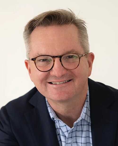 Official photo of Chris Bowen