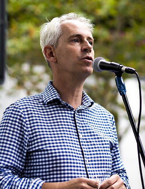Official photo of Andrew Giles